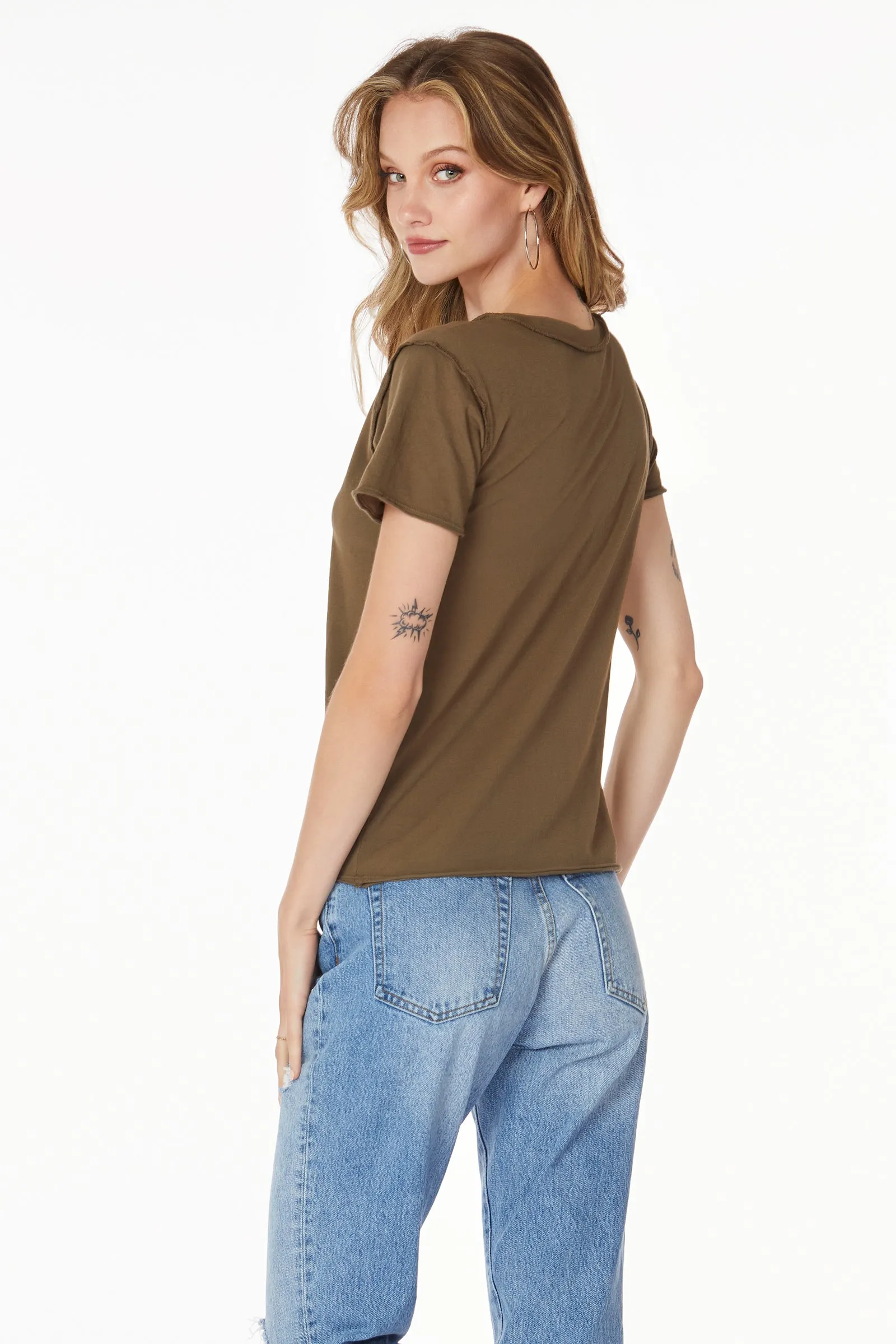 SHORT SLEEVE RAW EDGE V-NECK TEE